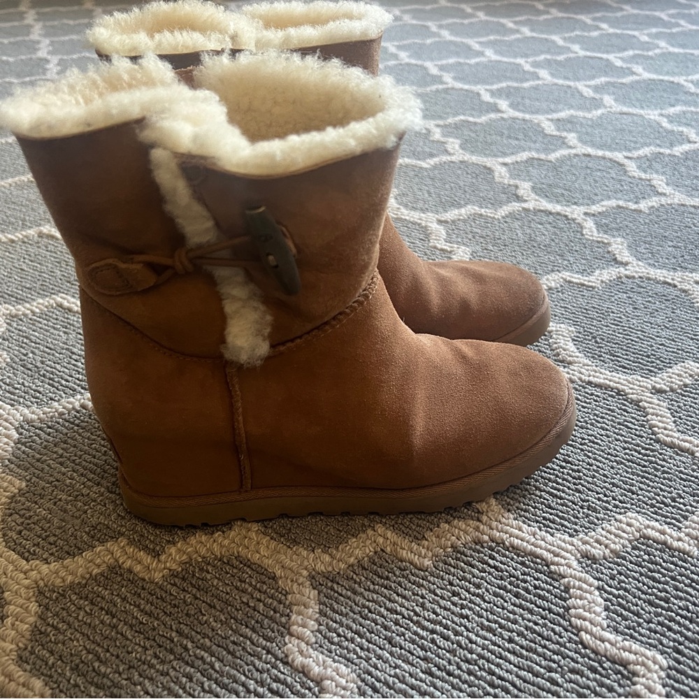 Ugg Femme Toggle wedge chestnut bootie- size 9